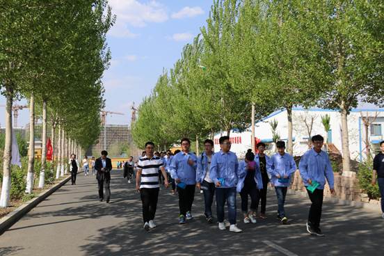 说明: 哈尔滨市第十八职业高中师生及家长参观学校1